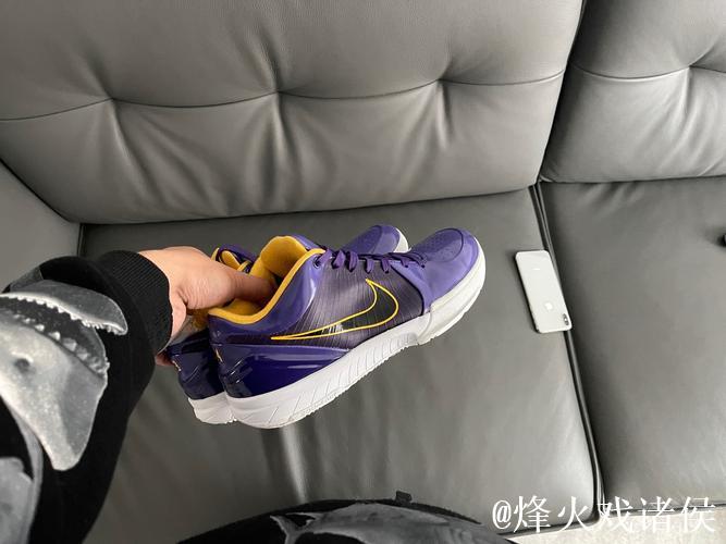 库里穿科比4代球鞋诠释曼巴精神 库里穿科比4代球鞋诠释曼巴精神